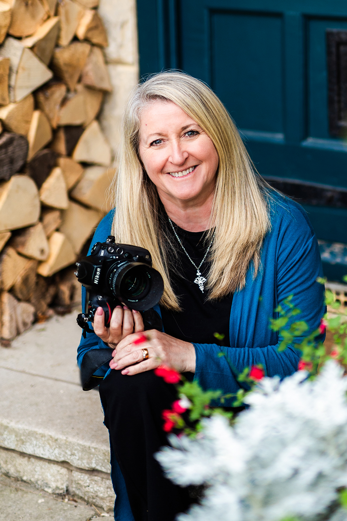 photo of siobhan murphy sitting holding a camera
